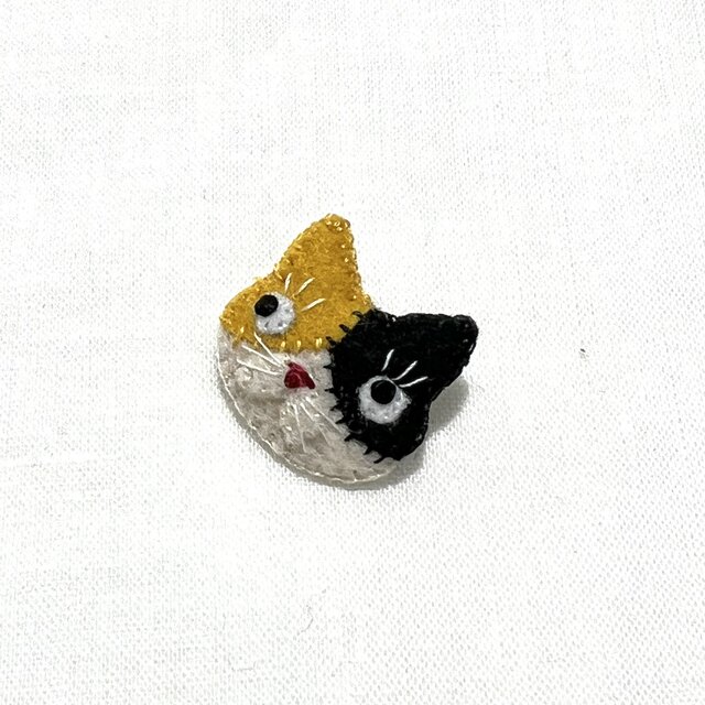 フェルトの猫ブローチ【極小2cm】 三毛猫 ｜DoudouMimi ④ | iichi