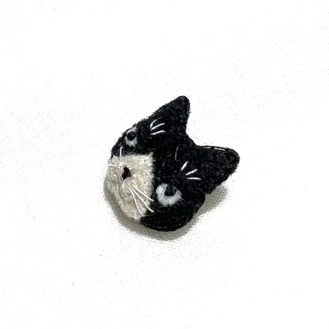 フェルトの猫ブローチ【極小2cm】 白黒ハチワレ猫 ｜DoudouMimi ⑩