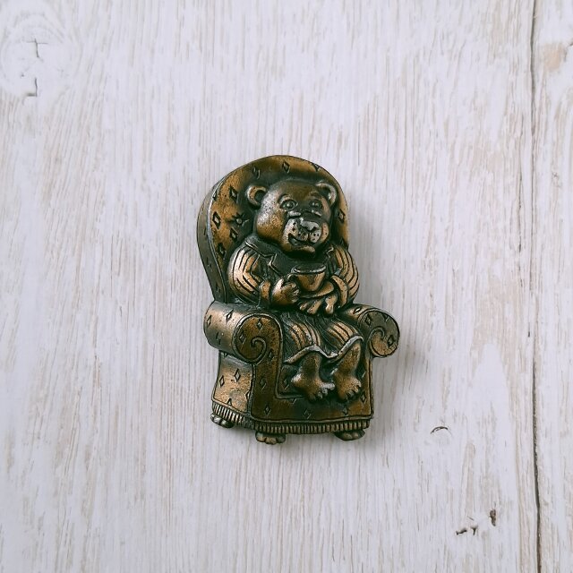J.J.》 pewter grandma bear sitting on the sofa ジェイジェイ