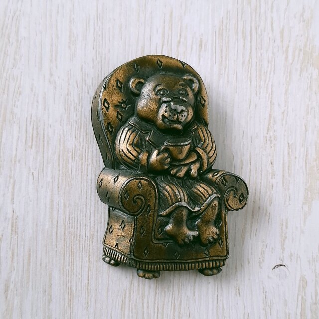J.J.》 pewter grandma bear sitting on the sofa ジェイジェイ