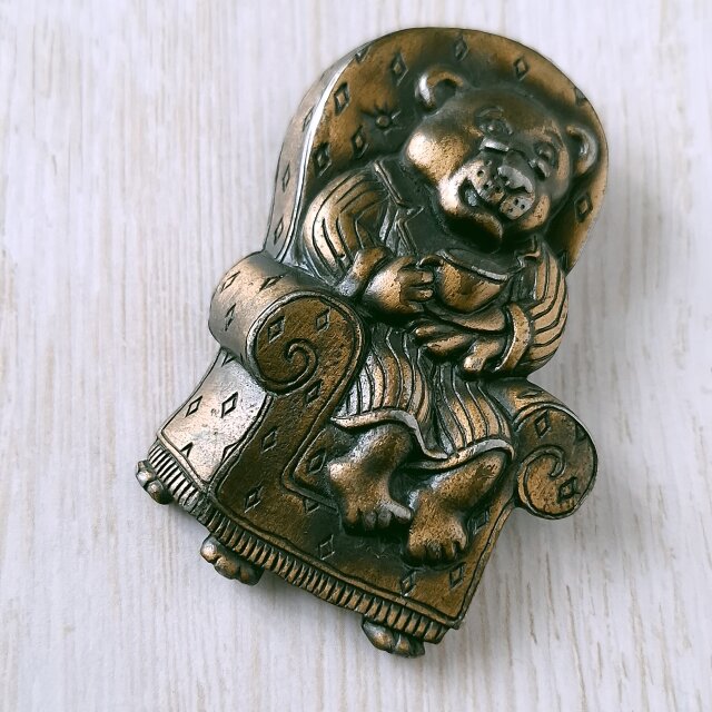 J.J.》 pewter grandma bear sitting on the sofa ジェイジェイ