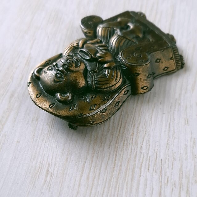 J.J.》 pewter grandma bear sitting on the sofa ジェイジェイ