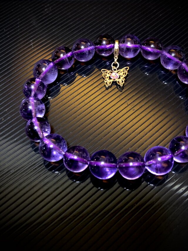 【ゼロ様】1735.天然石　ラベンダーアメジスト　桜　じゃれ猫　レジン　チャーム ラベンダーアメジスト 蝶々チャーム 天然石ブレスレット | iichi 日々