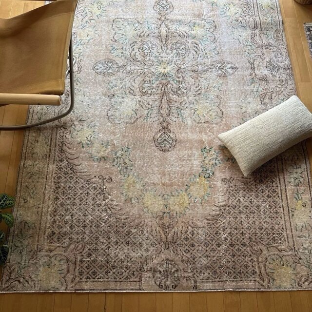 大判133×241ピンクベージュ　青い花　ボタニカル　トルコヴィンテージラグ 大判春色150×242 ボタニカル ピンクベージュ トルコヴィンテージラグ