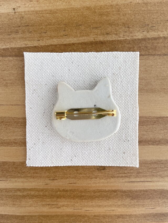 猫のお顔の陶器ブローチ〜おすましシャム猫〜【一点もの】 | iichi