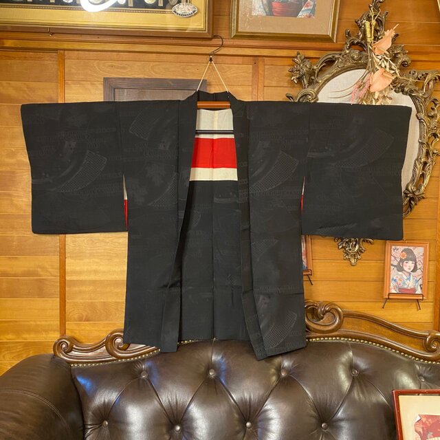 和洋折衷リメイク 着物 コラージュ パッチワーク ドッキング 切り替え レトロ 古着 ハンドメイド 黒絵羽織とパープル系に花柄や伝統模様 0-104 和洋折衷リメイク 着物 コラージュ パッチワーク ドッキング 切り替え