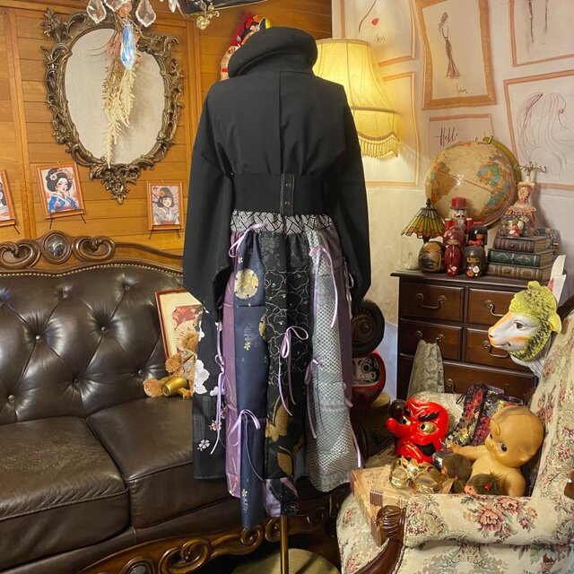和洋折衷リメイク 着物 コラージュ パッチワーク ドッキング 切り替え レトロ 古着 ハンドメイド 黒絵羽織とパープル系に花柄や伝統模様 0-104 和洋折衷リメイク 着物 コラージュ ドッキング パッチワーク 切り替え