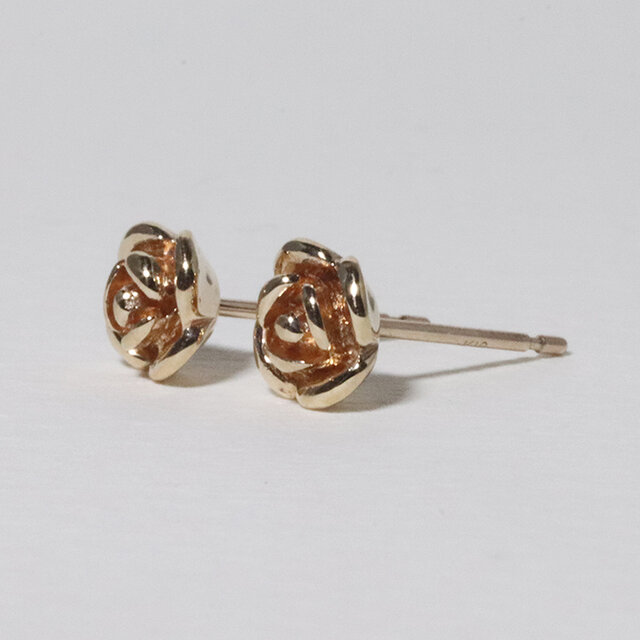 K18 スタッド　ピアス　薔薇モチーフ　18金ピアス K18 ローズ 薔薇 スタッドピアス バラ rose おしゃれ ワンポイント 18