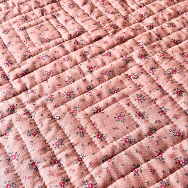 ハンドメイド パッチワークキルト ログキャビン 薄ピンク 大判 タペストリー 春のログキャビン＊一点ものパッチワークキルト | iichi 日々の暮らし