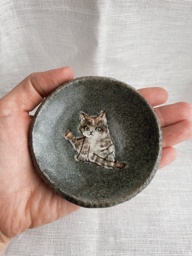 毛づくろい中の猫の豆皿 9cm｜青緑の陶器プレート｜手描き一点もの