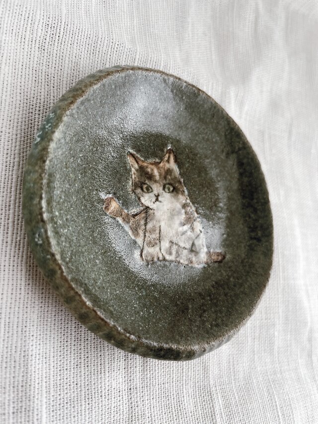 毛づくろい中の猫の豆皿 9cm｜青緑の陶器プレート｜手描き一点もの