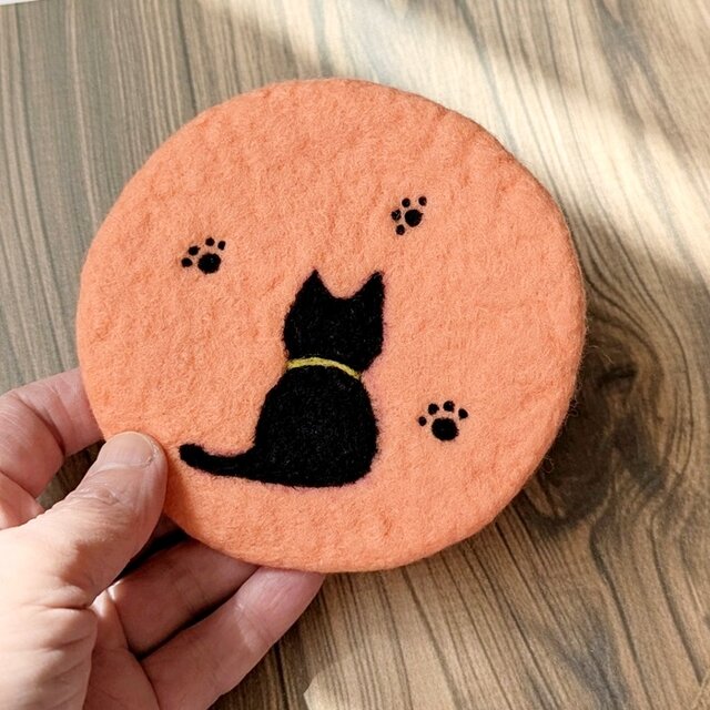 黒猫シルエットの羊毛フェルト丸型コースター｜肉球デザイン・猫雑貨