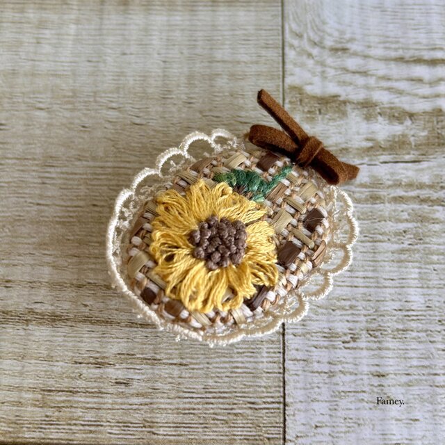 saki※プロフ必読様♡専用です リボン刺繍フレーム＆ブローチ