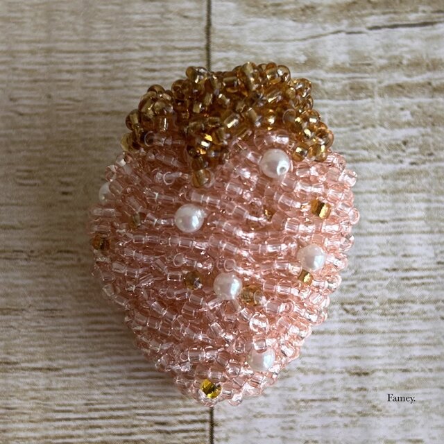 手刺繍】大人かわいい手刺繍ぷっくりいちごのキラキラブローチ(ピンク