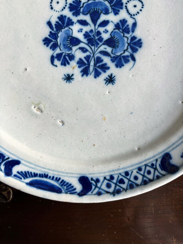 18世紀（1750年–1780年頃）デルフト チャージャー（壁掛皿） 18世紀 Delft デルフト 平皿 オランダ アンティーク 0502572 | iichi