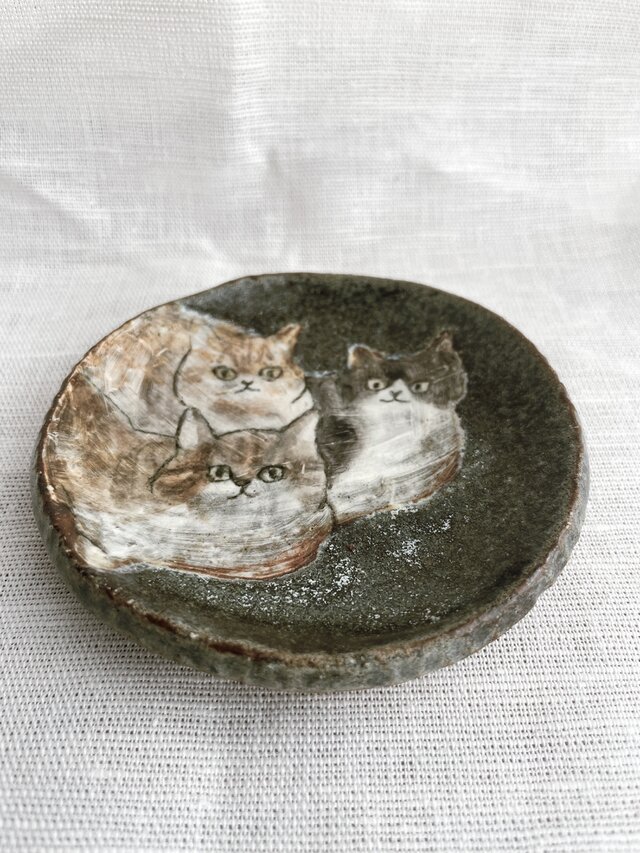 寄り添う仲良し3匹の猫の豆皿 9cm｜青緑の陶器プレート｜手描き
