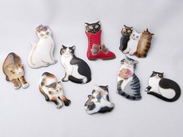 美品　つまみ簪作家　HIMEKO 猫　三毛猫　ブローチ 伸びする三毛猫の七宝焼ブローチ 【受注制作】 | iichi 日々の