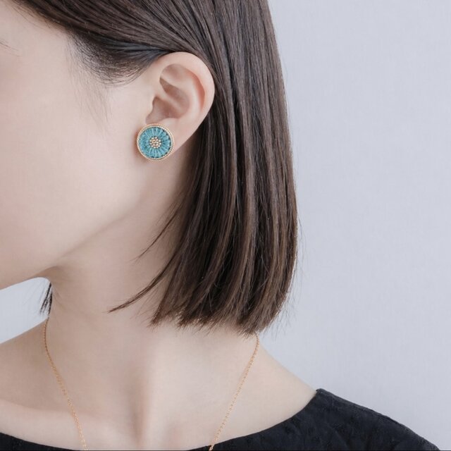 晴れた日の空を思わせるブルー＊チェコガラスボタンのピアス
