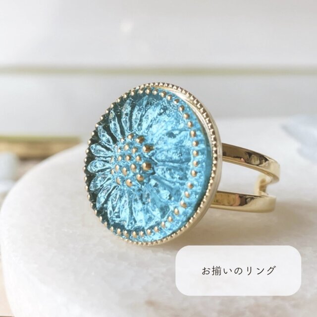 晴れた日の空を思わせるブルー＊チェコガラスボタンのピアス