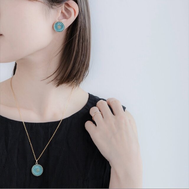 ブルーフラワーのチェコガラスボタン＊ピアス／イヤリング＆ネックレス
