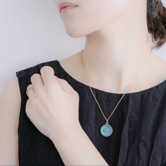 透明感あふれるブルーフラワー＊チェコガラスボタンのネックレス