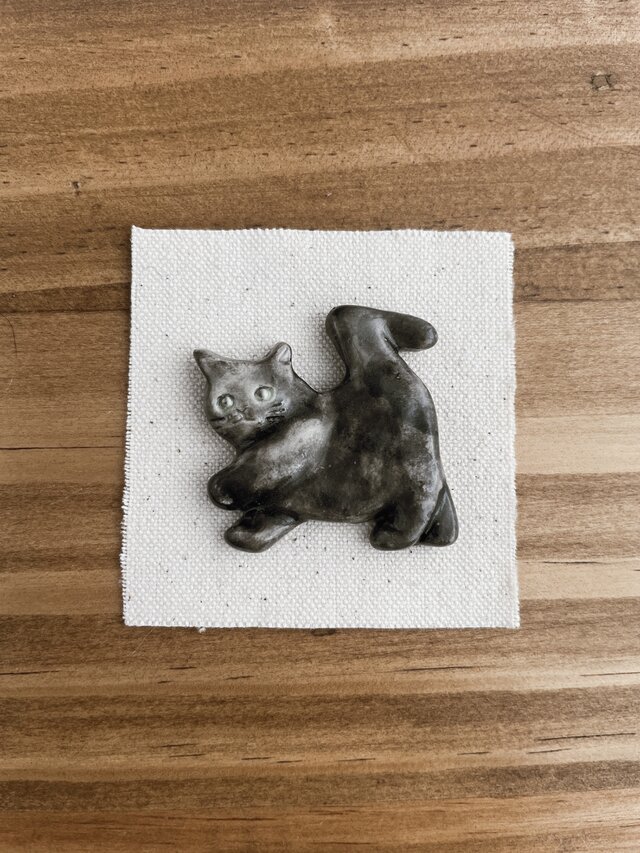 テクテクかぎしっぽ猫の陶ブローチ〜黒猫〜【一点もの】 | iichi 日々