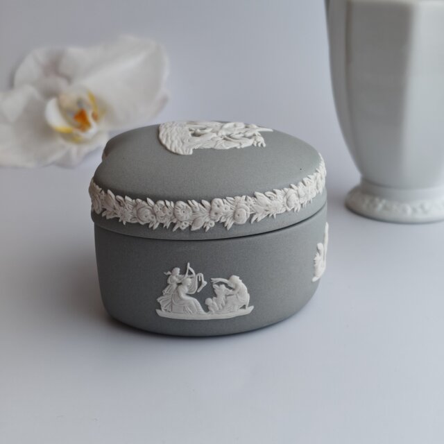 英国ヴィンテージ ウェッジウッド ジャスパーウェア製 丸型ボンボニエール WEDGWOOD ｜ Jasperware ｜ ウエッジウッド ジャスパー グレー ボンボ