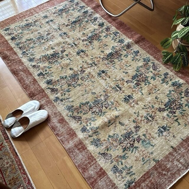 107×205柔らかベージュ ボタニカル シャビー トルコヴィンテージラグ