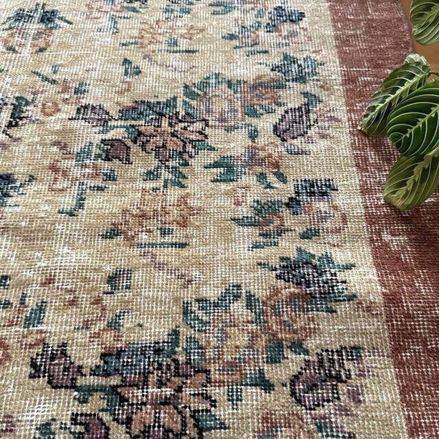 107×205柔らかベージュ ボタニカル シャビー トルコヴィンテージラグ