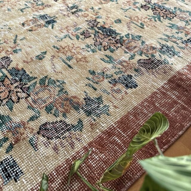 107×205柔らかベージュ ボタニカル シャビー トルコヴィンテージラグ