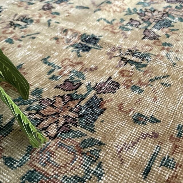 107×205柔らかベージュ ボタニカル シャビー トルコヴィンテージラグ