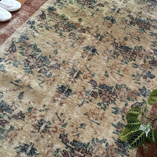 107×205柔らかベージュ ボタニカル シャビー トルコヴィンテージラグ