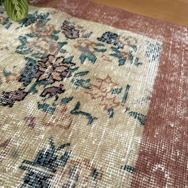107×205柔らかベージュ ボタニカル シャビー トルコヴィンテージラグ
