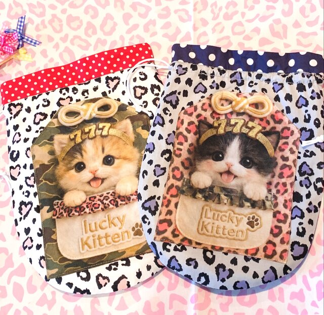 笑顔が可愛いお守り猫ちゃんプリントの巾着ポーチ/lucky kitten