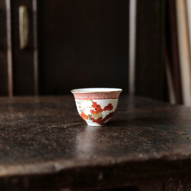 古美術　赤絵金彩 十六菊紋 馬上杯 高台杯 時代物 骨董　盃　インテリア　古道具 チャイナレトロな雰囲気◇龍と雲が可愛い。中国産 色絵金彩小ぶり猪口