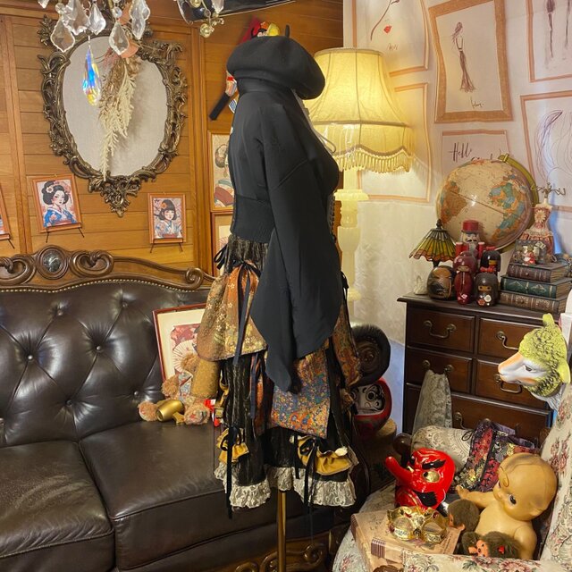 和洋折衷リメイク 着物 コラージュ ドッキング パッチワーク 切り替え レトロ 古着 ハンドメイド 黒羽織とシックな黒を基調に、様々な和柄 0-102 和洋折衷リメイク 着物 コラージュ ドッキング パッチワーク 切り替え