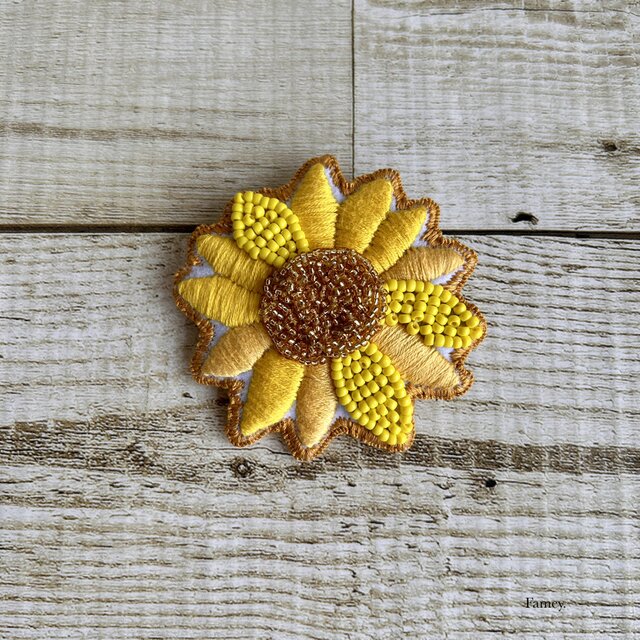 大人かわいい手刺繍ひまわりの大きめブローチ ビーズ刺繍 夏 向日葵