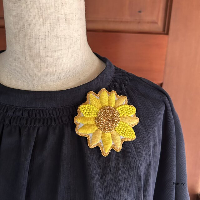 大人かわいい手刺繍ひまわりの大きめブローチ ビーズ刺繍 夏 向日葵
