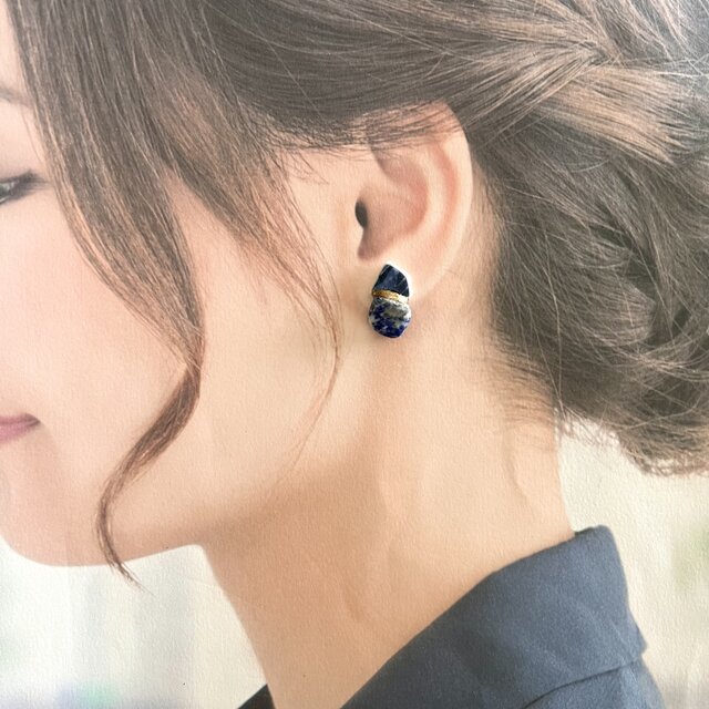 金継ぎピアス｜ラピスラズリとシー陶器の一点物｜深く、還る。 | iichi