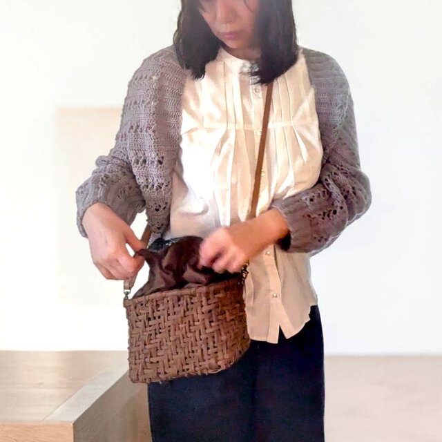 希少素材・山葡萄の蔓かごショルダー 花柄と無地が楽しめるリバーシブル巾着セット 国内送料無料】希少素材・山葡萄の蔓かごショルダー 花柄と無地が