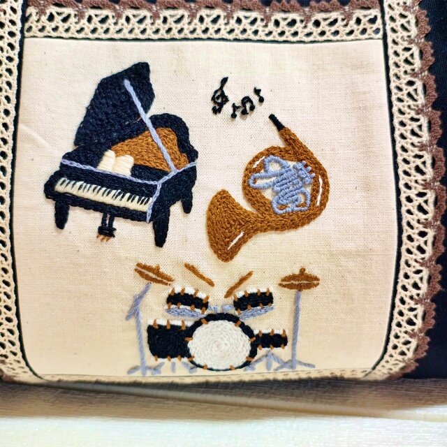 手刺繍☆楽器☆あおりがま口バッグ 手刺繍☆楽器☆あおりがま口バッグ | iichi 日々の暮らしを心地よく