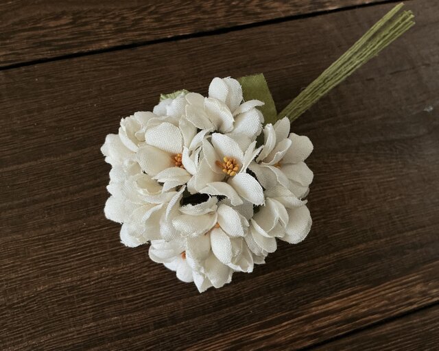 染め花〉白い小花の花束コサージュ | iichi 日々の暮らしを心地よく