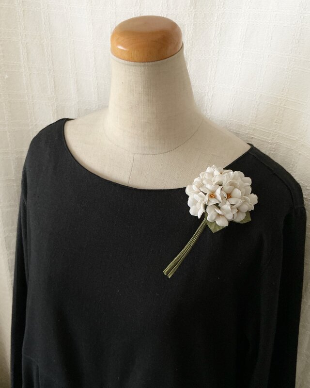 染め花〉白い小花の花束コサージュ | iichi 日々の暮らしを心地よく