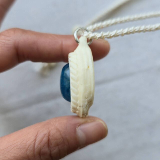 鹿の角 ブルーアパタイトのペンダント | iichi 日々の暮らしを心地よく 