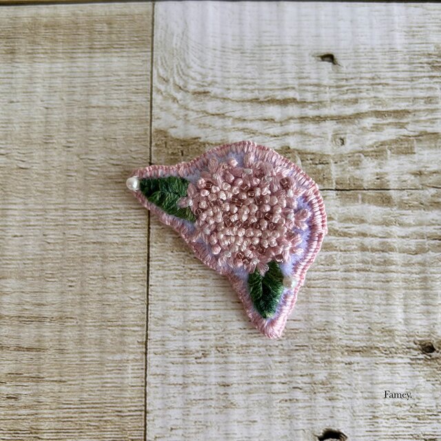 大人かわいい手刺繍あじさいブローチ ビーズ パールビーズ 紫陽花