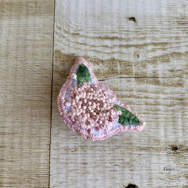 大人かわいい手刺繍あじさいブローチ ビーズ パールビーズ 紫陽花