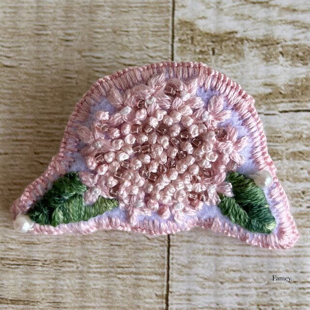 大人かわいい手刺繍あじさいブローチ ビーズ パールビーズ 紫陽花