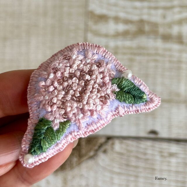 大人かわいい手刺繍あじさいブローチ ビーズ パールビーズ 紫陽花