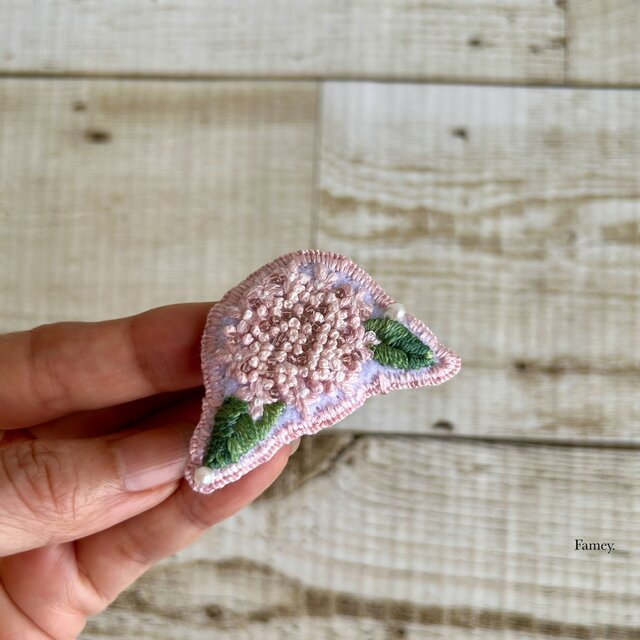 大人かわいい手刺繍あじさいブローチ ビーズ パールビーズ 紫陽花