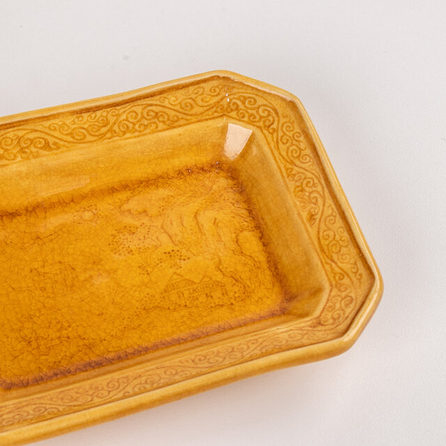 淡路珉平焼き　 明治か昭和の変形六角小皿 淡路珉平焼 黄釉陰刻八角小皿 豆皿 個体A | iichi 日々の暮らしを
